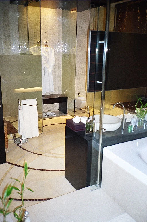 06 050 bathroom.jpg