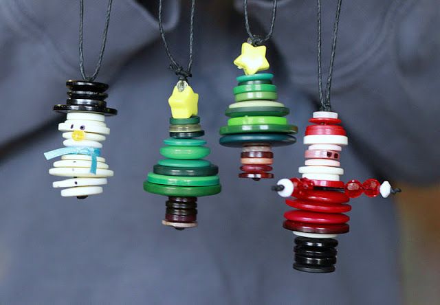 How to decorate Christmas Tree using non traditional ornaments - via homedit