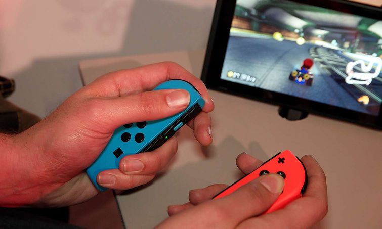 Joycons-in-hand_w_755.jpg