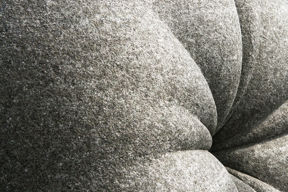 i seg selv / in itself: Utsnitt av skulptur i stein - sort Diabas - mål: h: 72 cm x b: 80 cm x d: 68 cm / Sculpture in stone - black Diabase - dimensions: h: 72 cm x w 80 cm x d 68 cm . Photo: KWG