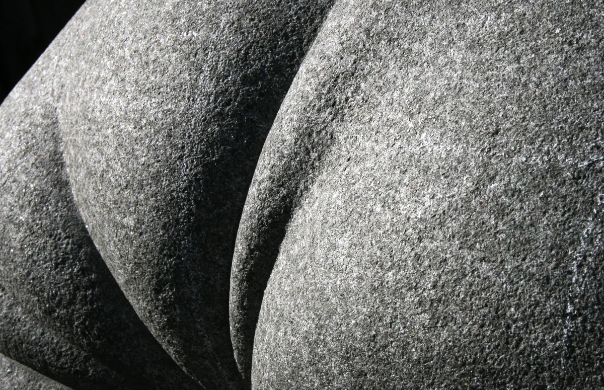 i seg selv / in itself: Utsnitt av skulptur i stein - sort Diabas - mål: h: 72 cm x b: 80 cm x d: 68 cm / Sculpture in stone - black Diabase - dimensions: h: 72 cm x w 80 cm x d 68 cm . Photo: KWG