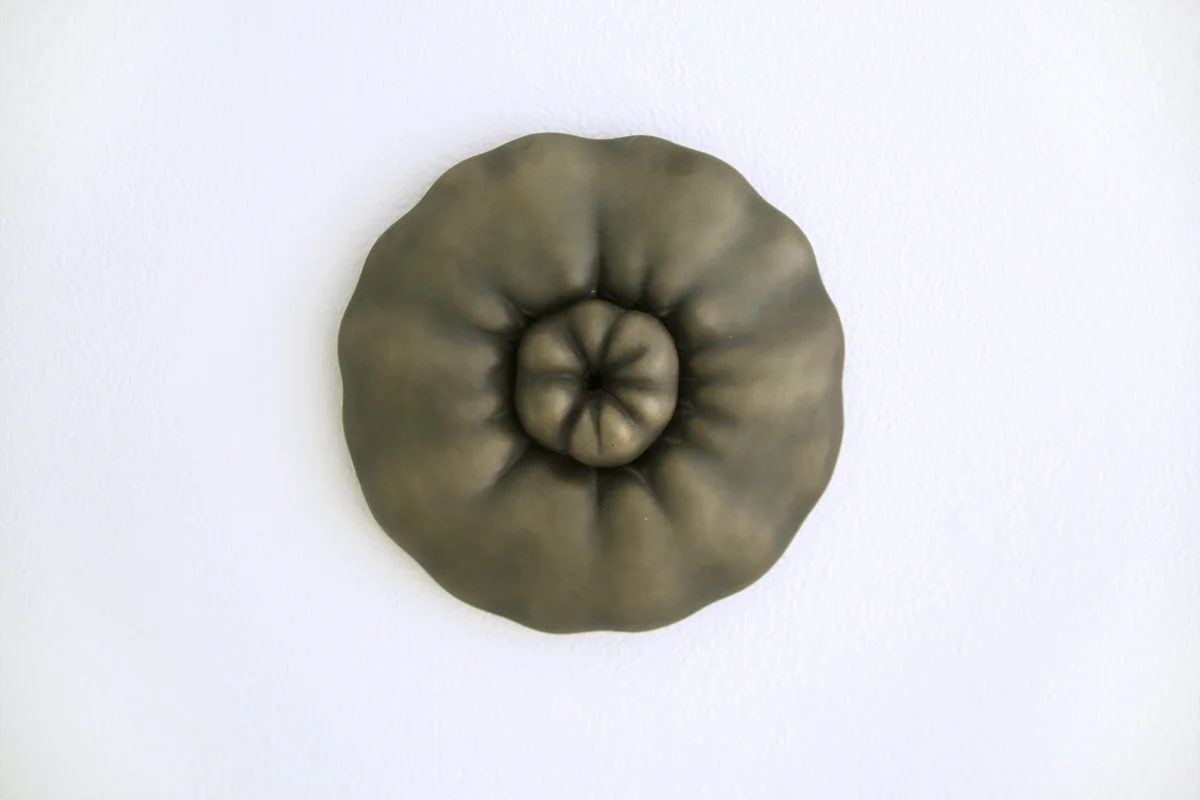Knytt Bronse, Ø 25 cm x d: 8 cm. / Tied Bronze, Ø 25 cm x 8 cm. Photo: KWG