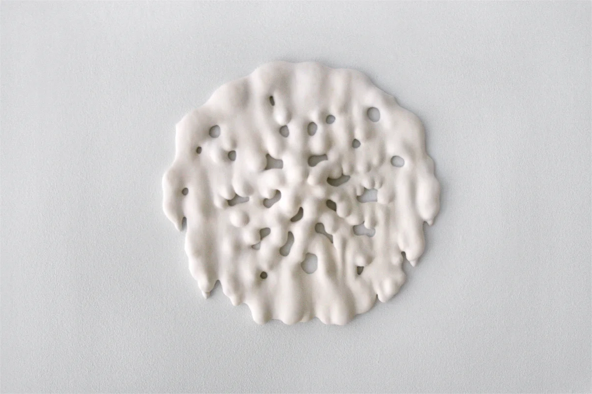 “..og hvor ble røttene av?”, gips, h: 50cm x b: 54cm x d: 8 cm / “..and where have the roots gone?”, plaster, h: 50cm x w: 54cm x d: 8 cm. Photo. KWG