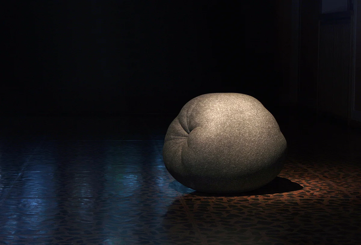 i seg selv / in itself: Skulptur i stein sort Diabas - mål: h: 72 cm x b: 80 cm x d: 68 cm. Fra Norsk skulpturbiennale 2013, Vigeland-museet, Oslo. / Sculpture in stone - black Diabase - dimensions: h: 72 cm xb 80 cm xd 68 cm. From Norwegian Sculpture Biennial 2013, The Vigeland Museum, Oslo. Photo: KWG