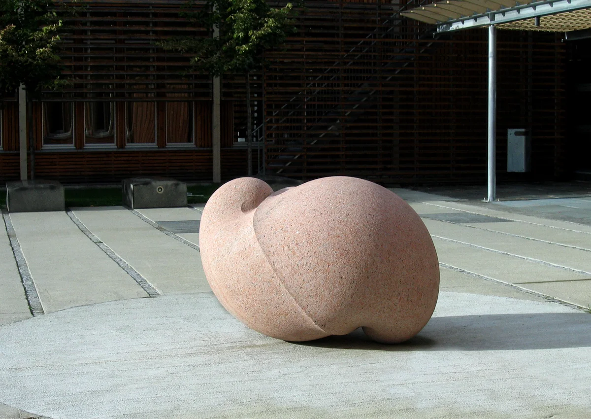 Nadderud videregående skole / Nadderud high school 2005 Outside. Utendørs, i det søndre uterommet, er det en større skulptur, også denne i stein. Den organiske formen ligger og hviler,og tilføre en bevegelse til det ellers forholdsvis strenge og rene uterommet. Størrelse: h: 115 cm x d: 120 cm x l: 170 cm. / 2005 In the southern outdoor area, there is a larger sculpture, again in stone. The organic shape is resting,and applying a motion to the otherwise comparatively strict and clean outdoor space. Size: h: 115 cm x d: 120 cm x l: 170 cm . Photo: KWG