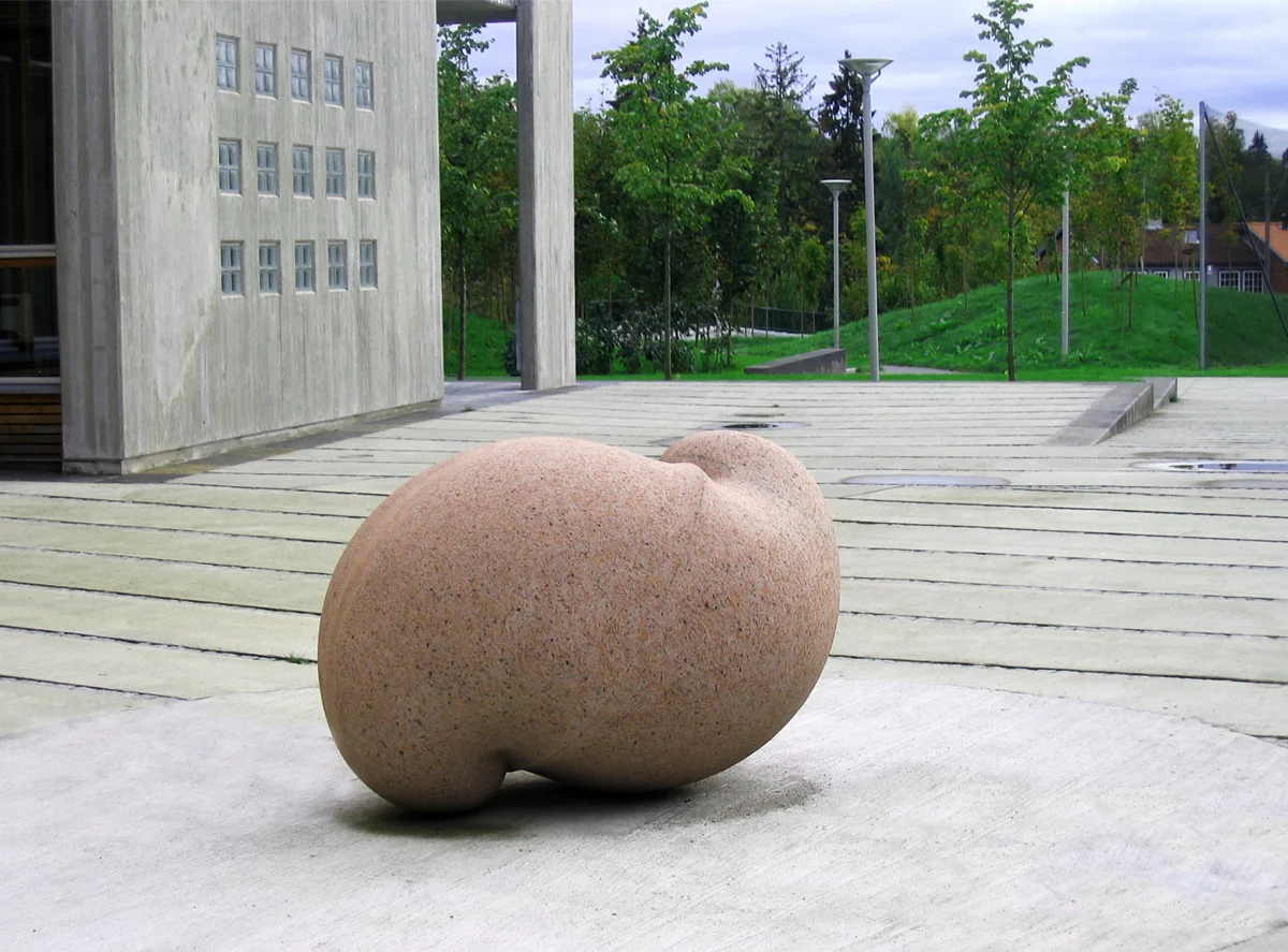 Nadderud videregående skole / Nadderud high school 2005 Outside. Utendørs, i det søndre uterommet, er det en større skulptur, også denne i stein. Den organiske formen ligger og hviler,og tilføre en bevegelse til det ellers forholdsvis strenge og rene uterommet. Størrelse: h: 115 cm x d: 120 cm x l: 170 cm. / 2005 In the southern outdoor area, there is a larger sculpture, again in stone. The organic shape is resting,and applying a motion to the otherwise comparatively strict and clean outdoor space. Size: h: 115 cm x d: 120 cm x l: 170 cm . Photo: KWG