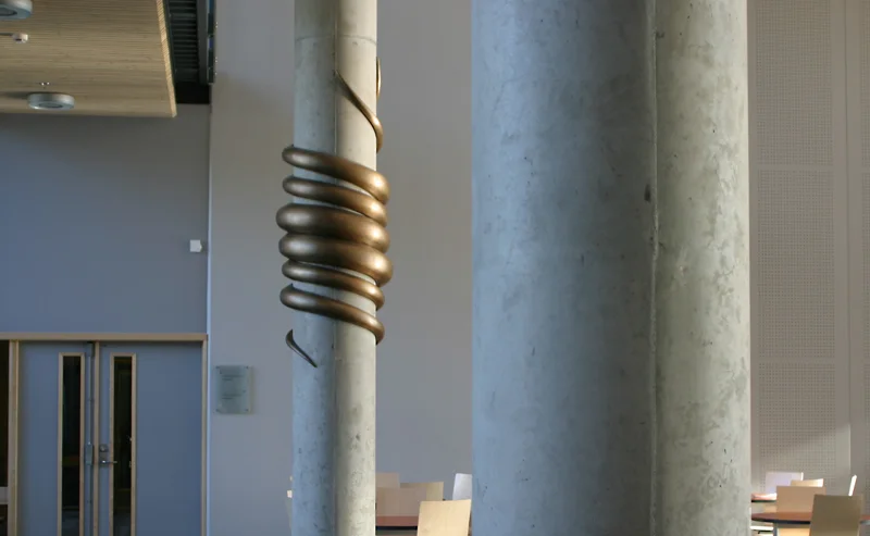 Nadderud videregående skole / Nadderud High School 2004 Bronse, høyde: 180 cm, bredde (inkludert søyle): 70 cm / 2004 Bronze, height: 180 cm, width (including column): 70 cm (photo: KWG)
