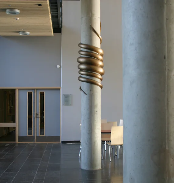 Nadderud videregående skole / Nadderud High School 2004 Bronse, høyde: 180 cm, bredde (inkludert søyle): 70 cm / 2004 Bronze, height: 180 cm, width (including column): 70 cm (photo: KWG)