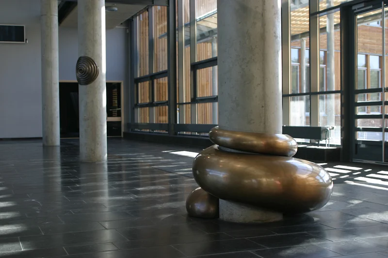 Nadderud videregående skole / Nadderud High School 2004 Bronse, høyde (på nærmeste skulptur): ca 75 cm, bredde (inkludert søylen): ca 115 cm / 2004 Bronze, height (of the closest sculpture): ca 75 cm, width (including column): ca 115 cm (photo: KWG)
