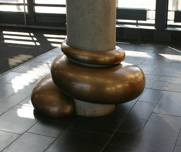 Nadderud videregående skole / Nadderud High School 2004 Bronse, høyde: ca 75 cm, bredde (inkludert søylen): ca 115 cm / 2004 Bronze, height: ca 75 cm, width (including column): ca 115 cm (photo: KWG)