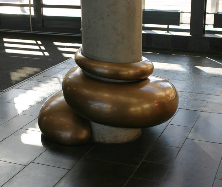 Nadderud videregående skole / Nadderud High School 2004 Bronse, høyde: ca 75 cm, bredde (inkludert søylen): ca 115 cm / 2004 Bronze, height: ca 75 cm, width (including column): ca 115 cm (photo: KWG)