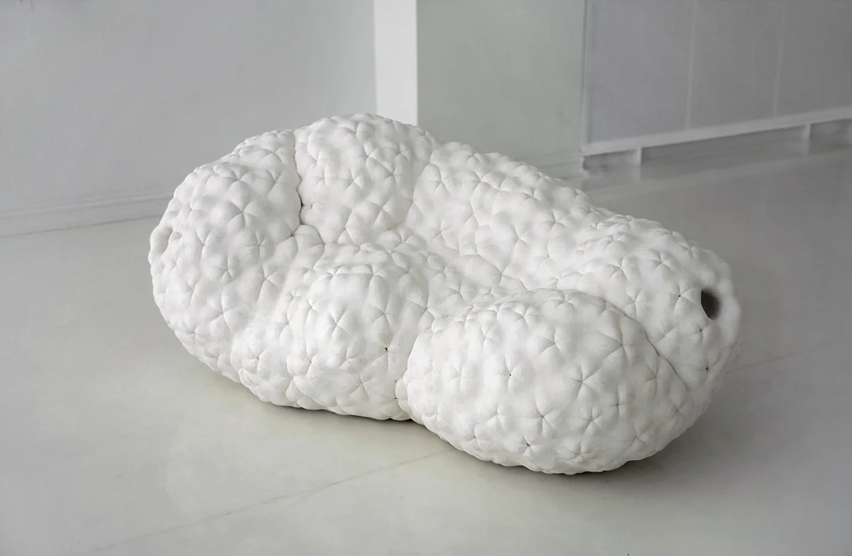 Myk landing, gips, l: 130 cm x h: 55 cm x d: 90 cm / Soft landing , plaster, l: 130 cm x h: 55 cm x d: 90 cm. Photo: KWG