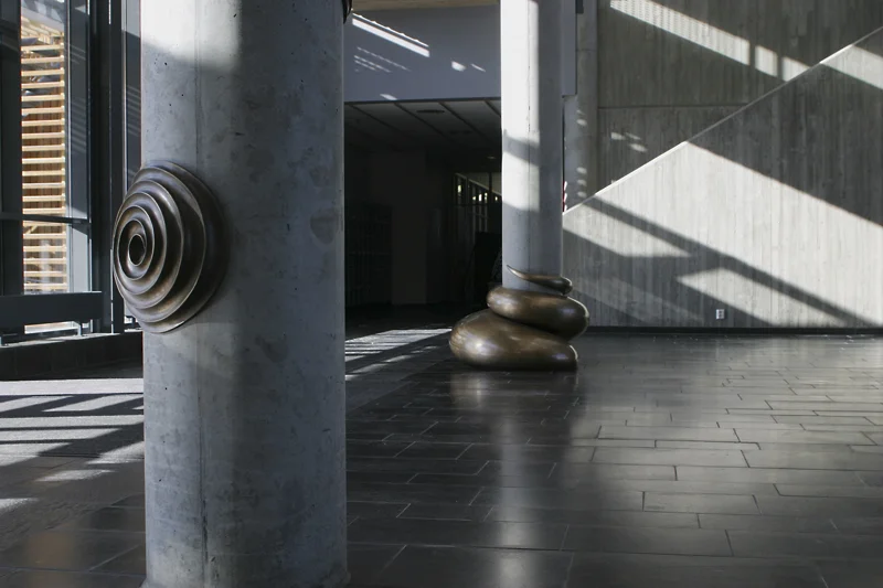 Nadderud videregående skole / Nadderud High School 2004 Bronse, høyde (på nærmeste skulptur): ca 40 cm, bredde: ca 48 cm, dybde: ca 25 cm / 2004 Bronze, height (of the closest sculpture): ca 40 cm, width: ca 48 cm, depth: ca 25 cm (photo: KWG)