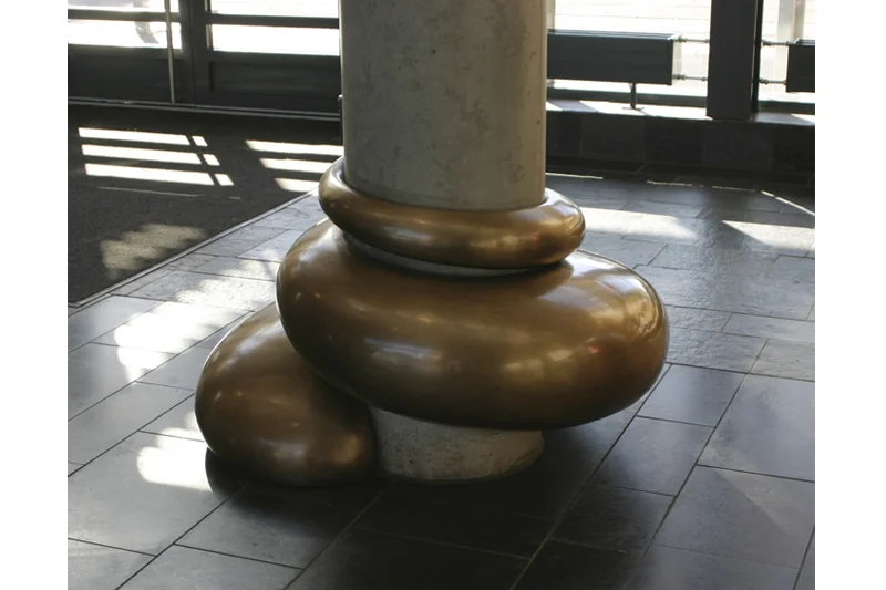  Nadderud videregående skole / Nadderud High School 2004 Bronse, høyde: ca 75 cm, bredde (inkludert søylen): ca 115 cm / 2004 Bronze, height: ca 75 cm, width (including column): ca 115 cm (photo: KWG)