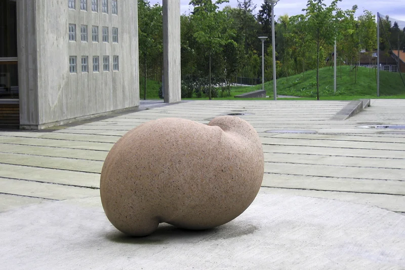 Nadderud videregående skole / Nadderud high school 2005 Outside. Utendørs, i det søndre uterommet, er det en større skulptur, også denne i stein. Den organiske formen ligger og hviler,og tilføre en bevegelse til det ellers forholdsvis strenge og rene uterommet. Størrelse: h: 115 cm x d: 120 cm x l: 170 cm. / 2005 In the southern outdoor area, there is a larger sculpture, again in stone. The organic shape is resting,and applying a motion to the otherwise comparatively strict and clean outdoor space. Size: h: 115 cm x d: 120 cm x l: 170 cm . Photo: KWG