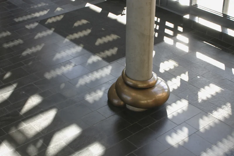 Nadderud videregående skole / Nadderud High Schoo l 2004 Bronse, høyde: ca 75 cm, bredde (inkludert søylen): ca 115 cm / 2004 Bronze, height: ca 75 cm, width (including column): ca 115 cm (photo: KWG)