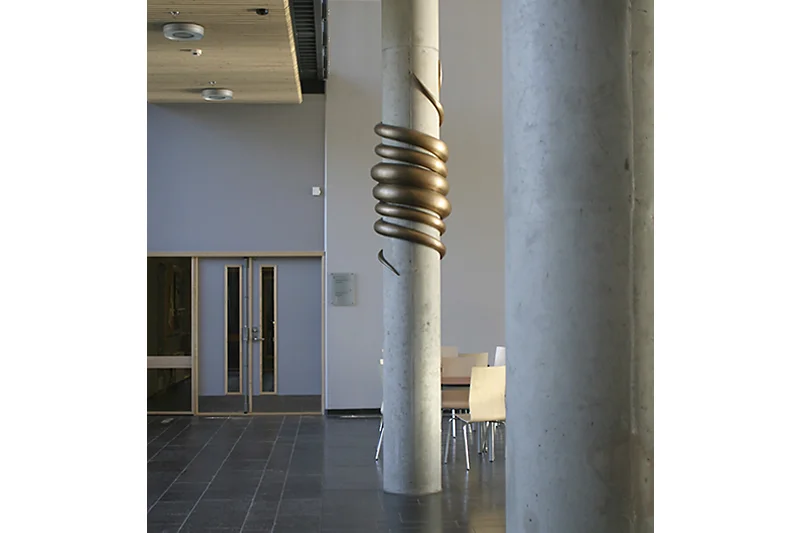  Nadderud videregående skole / Nadderud High School 2004 Bronse, høyde: 180 cm, bredde (inkludert søyle): 70 cm / 2004 Bronze, height: 180 cm, width (including column): 70 cm (photo: KWG)