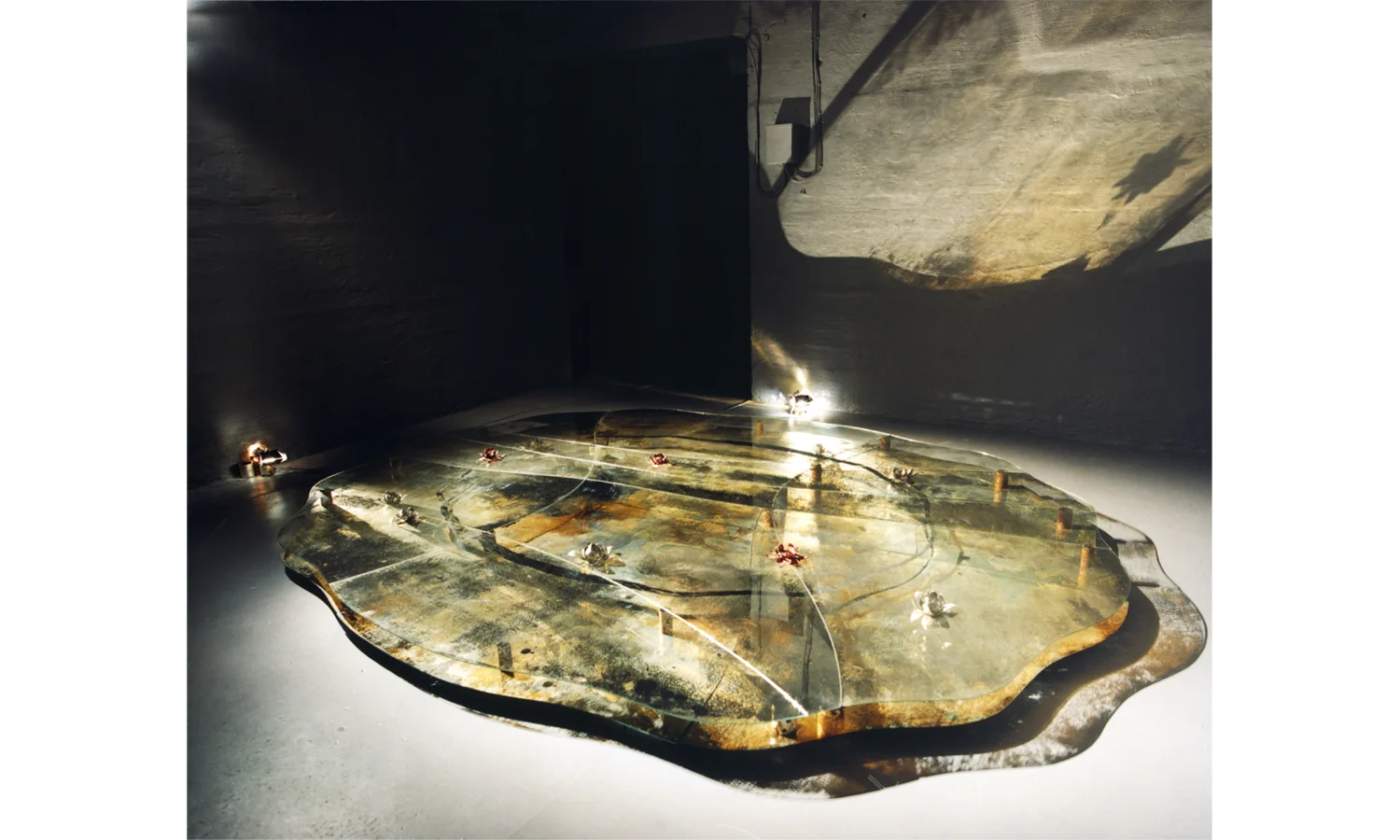 Kilde / Source, 2000 Fra utstillingen "Et annet sted", Kinogalleriet, Rjukan, lengde: 340 cm, bredde: 270 cm, høyde: 15 cm / 2000 From the exhibition "Another Place", Kinogalleriet, Rjukan, length: 340 cm, width: 270 cm, height: 15 cm (photo: Per Berntsen)