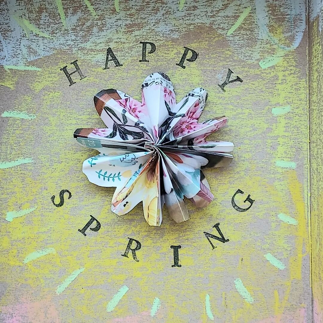 Happy Spring 🌷🪻🌻! Maybe only Mother Nature can make a flower, but anyone can make a Nicho like this from a cereal box 🖍✂️. I decorated this one with a base of blue marker, then added oil pastel flowers and sunrise colors. Inside is a Catalog Star