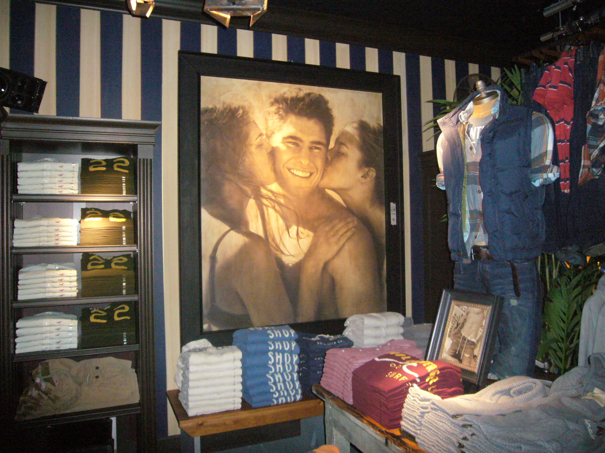 SOHO Flagship - New York City - hand painted wallpaper + printed & hand painted canvas graphic