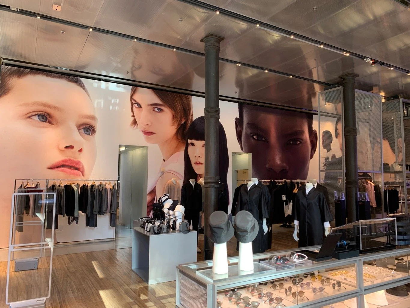 2021 - nyc fashion week - printed wallpaper 