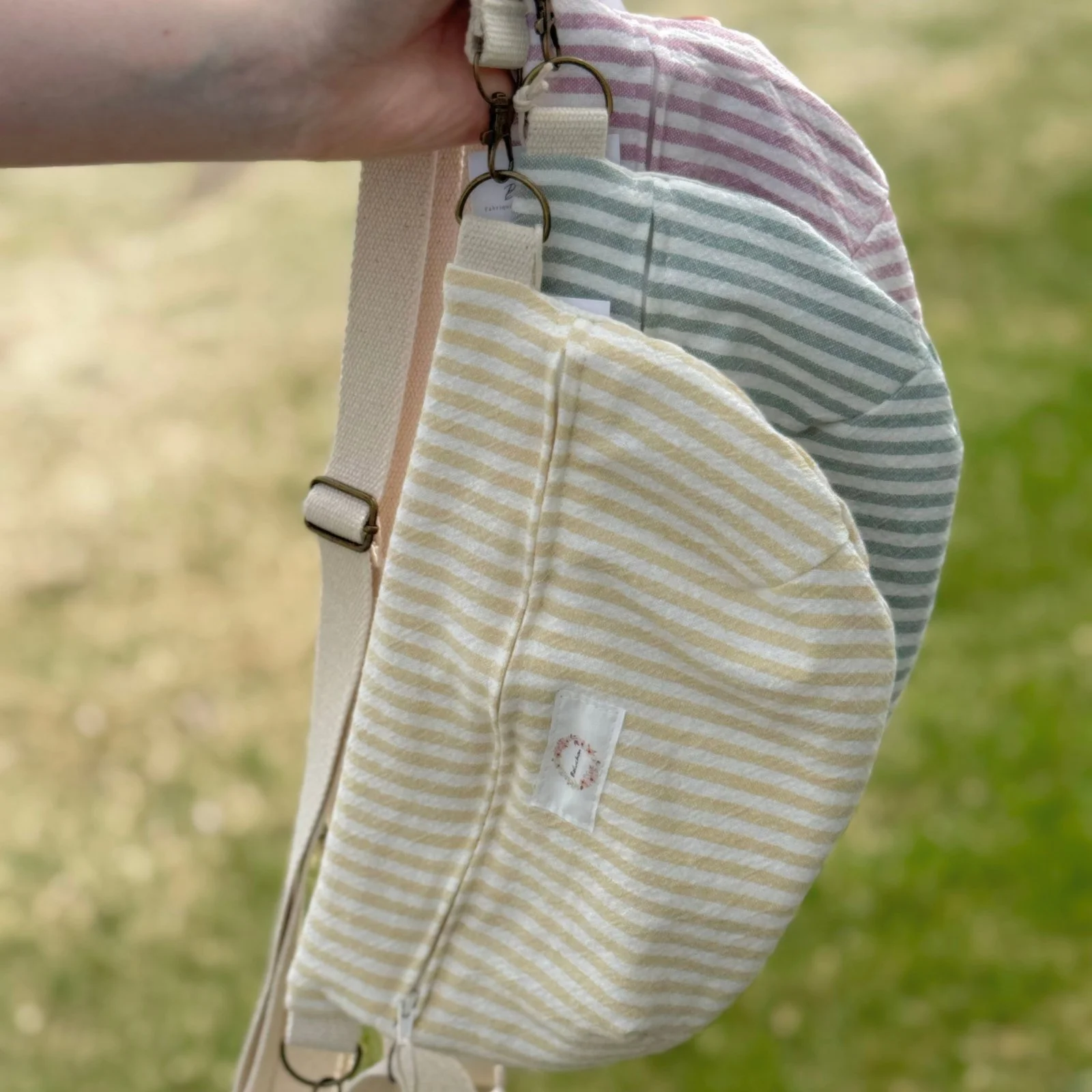3000-t-1994-sac-banane-en-coton-raye-wwwbaluchonaccessoireca1 (1).jpg