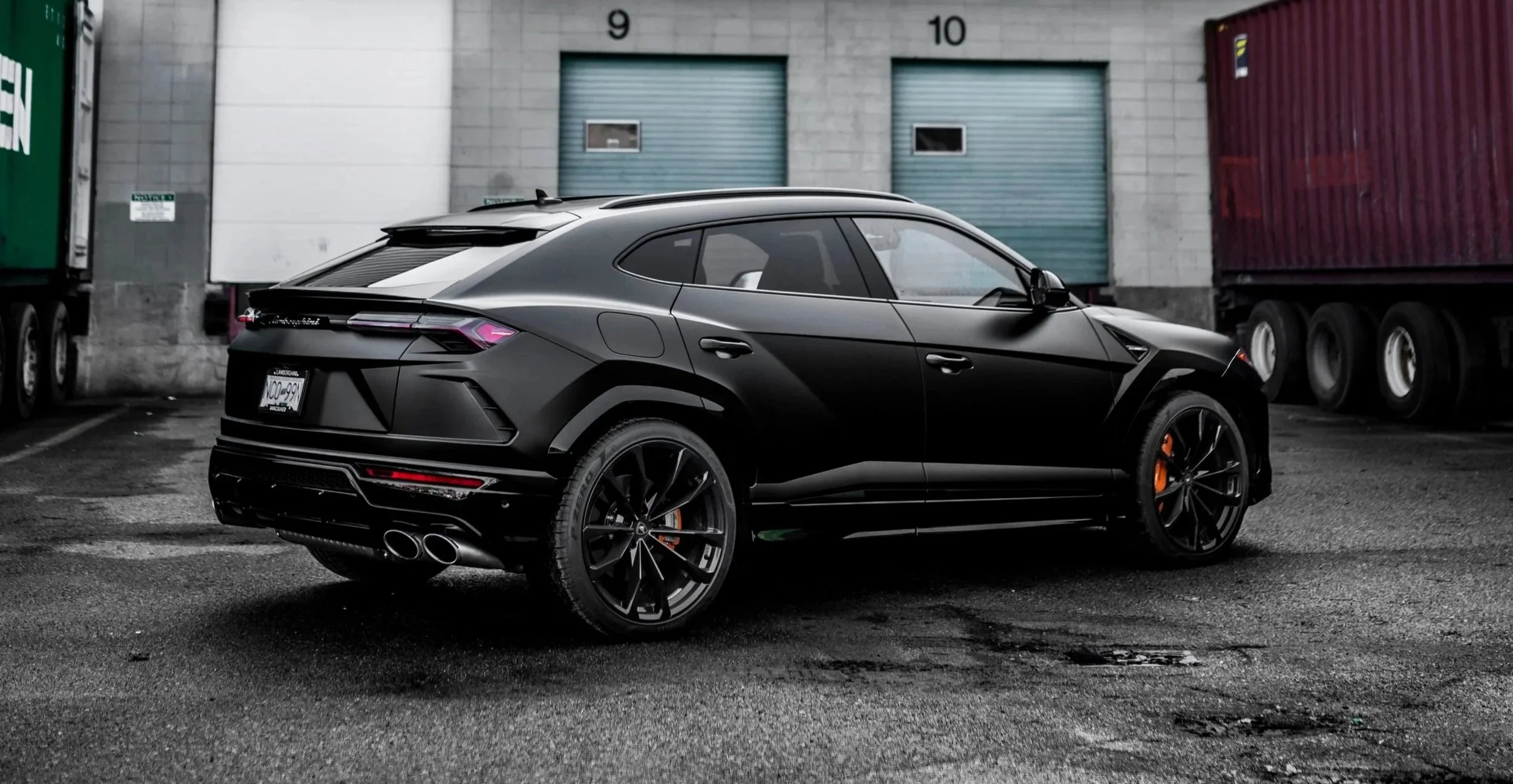 LAMBORGHINI URUS Vinyl wrap in MATTE METALLIC PHANTOM BLACK