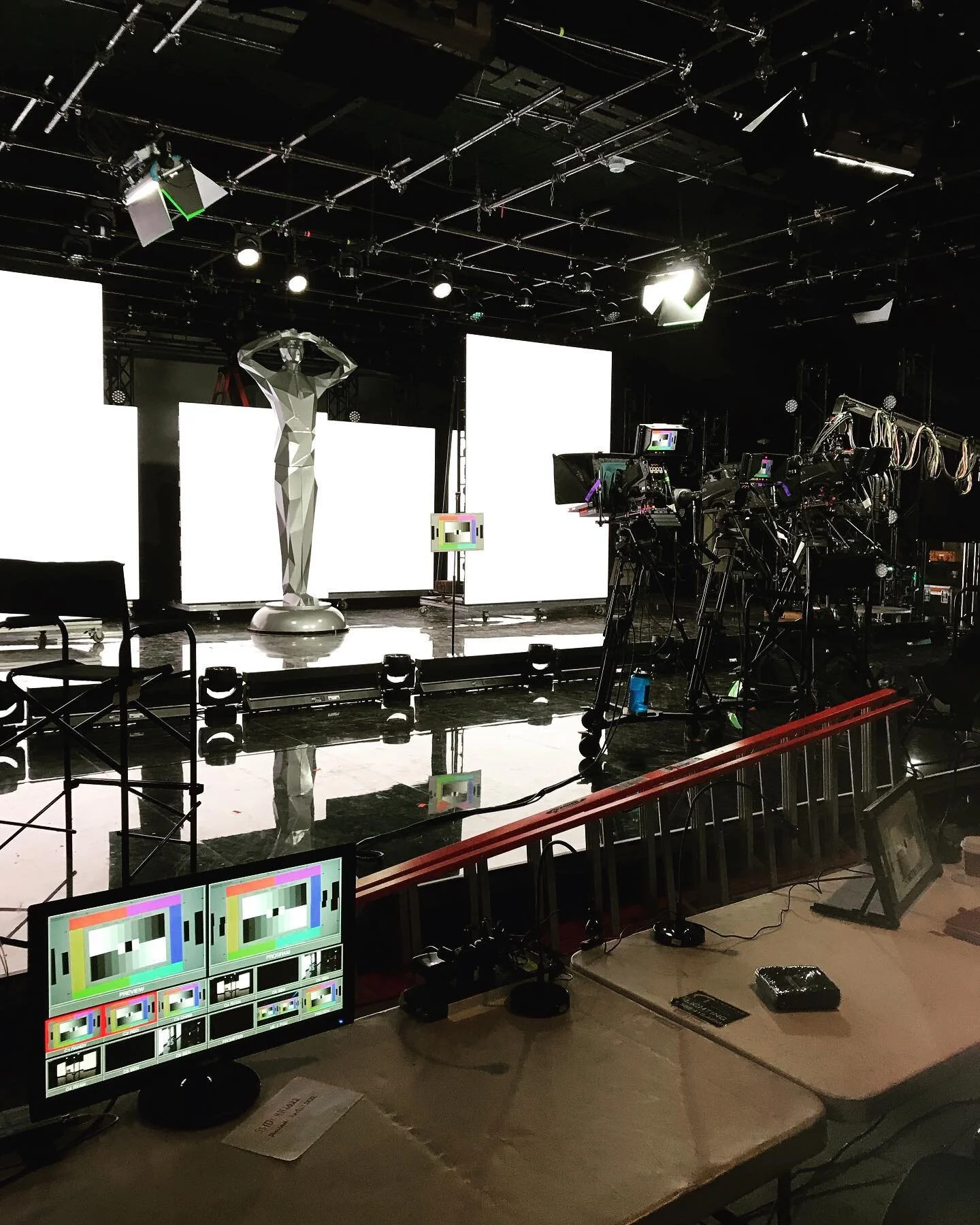 On-site shooting today. The visuals looking awesome! Thanks everyone! 久しぶりにハリウッドのスタジオへ。ラップトップの中にあったモノに、命が宿って現実に現れるのを観るのはとても嬉しい。スタッフの皆さんに感謝。