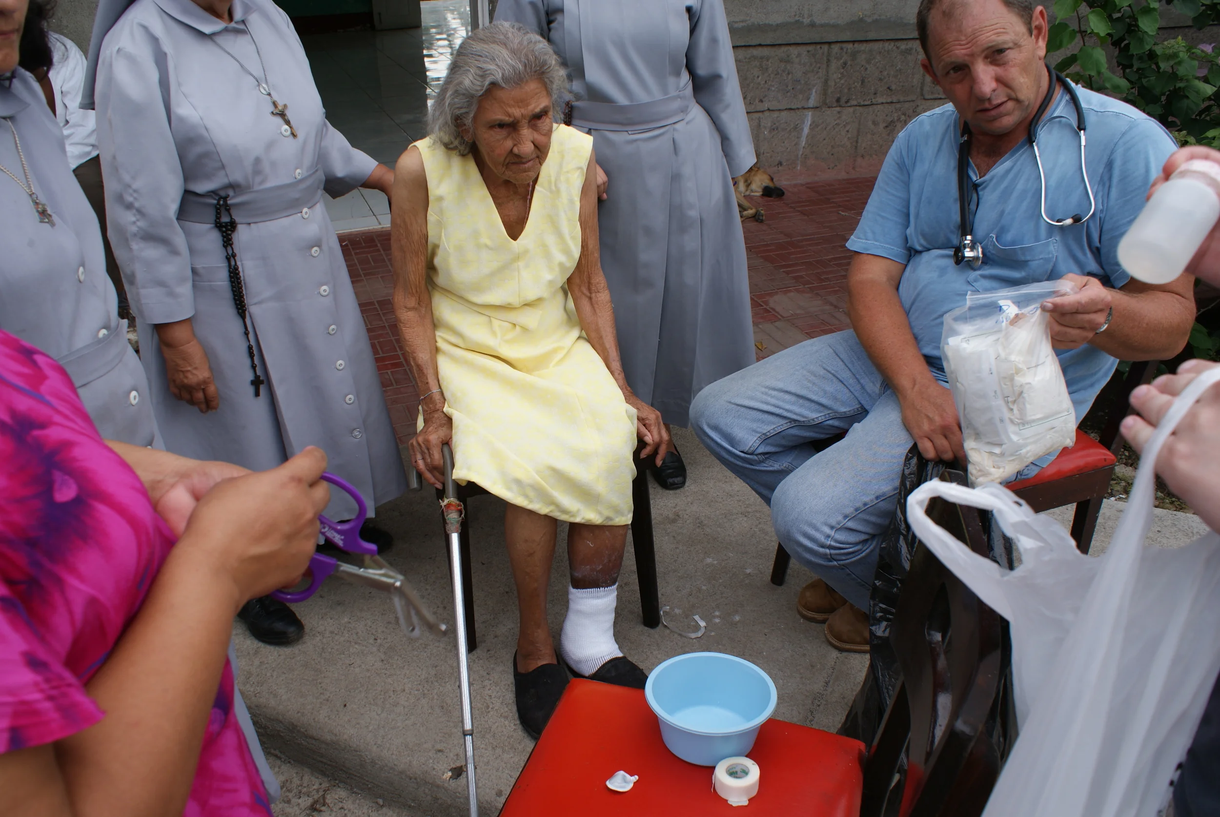 Resident at the hogar in Boaco receiving medical care from nurse Larry.