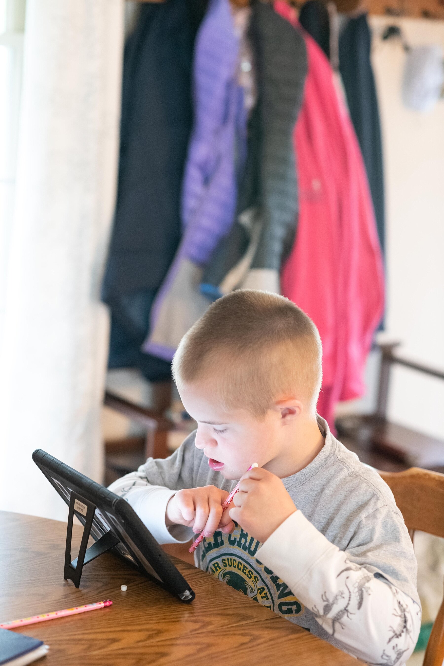 Wendy Zook of Wendy Zook Photography shares about a day in the life during the quarantine and COVID-19 pandemic with two school age children | Daily life during COVID-19, schedule tips for mom during pandemic and home schooling