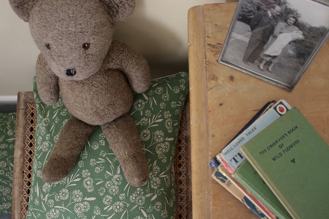 SH_DaisyDaisy_GrassGreen_Cushion1.jpg