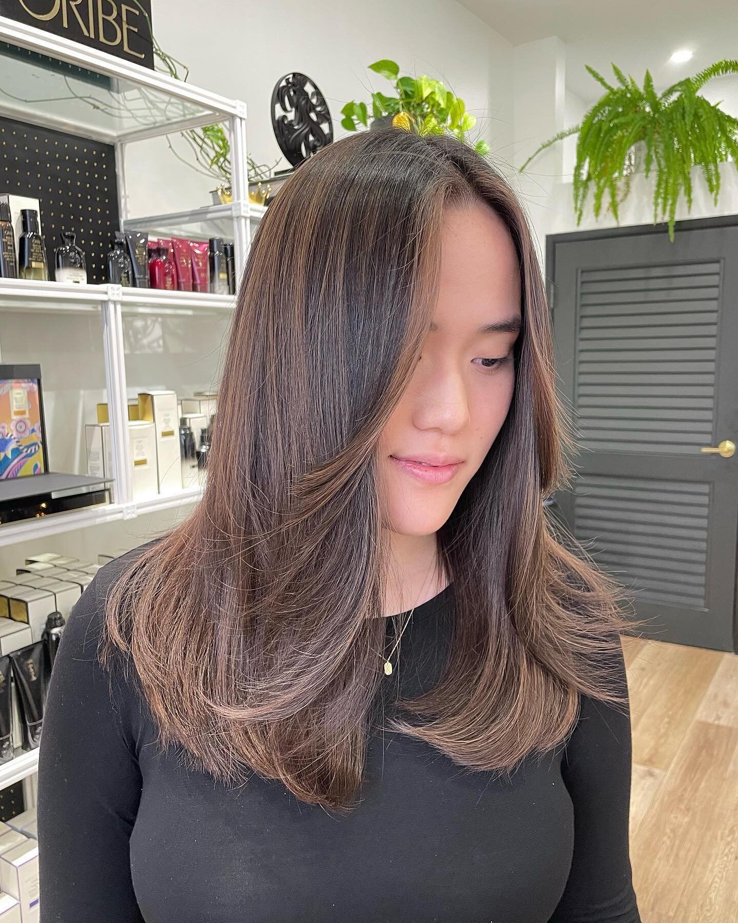 Hair by Maura &bull; @hairstylesbymaura ending the year with this soft bronde on Emily 🤎 

✨Happy New Year 🥂✨

Services: Haircut &amp; Foilyage with treatment, rootsmudge and gloss 
.
.
.
#hairstylesbymaura #limonsalon #limonsalon_wc #sanjosehairsa