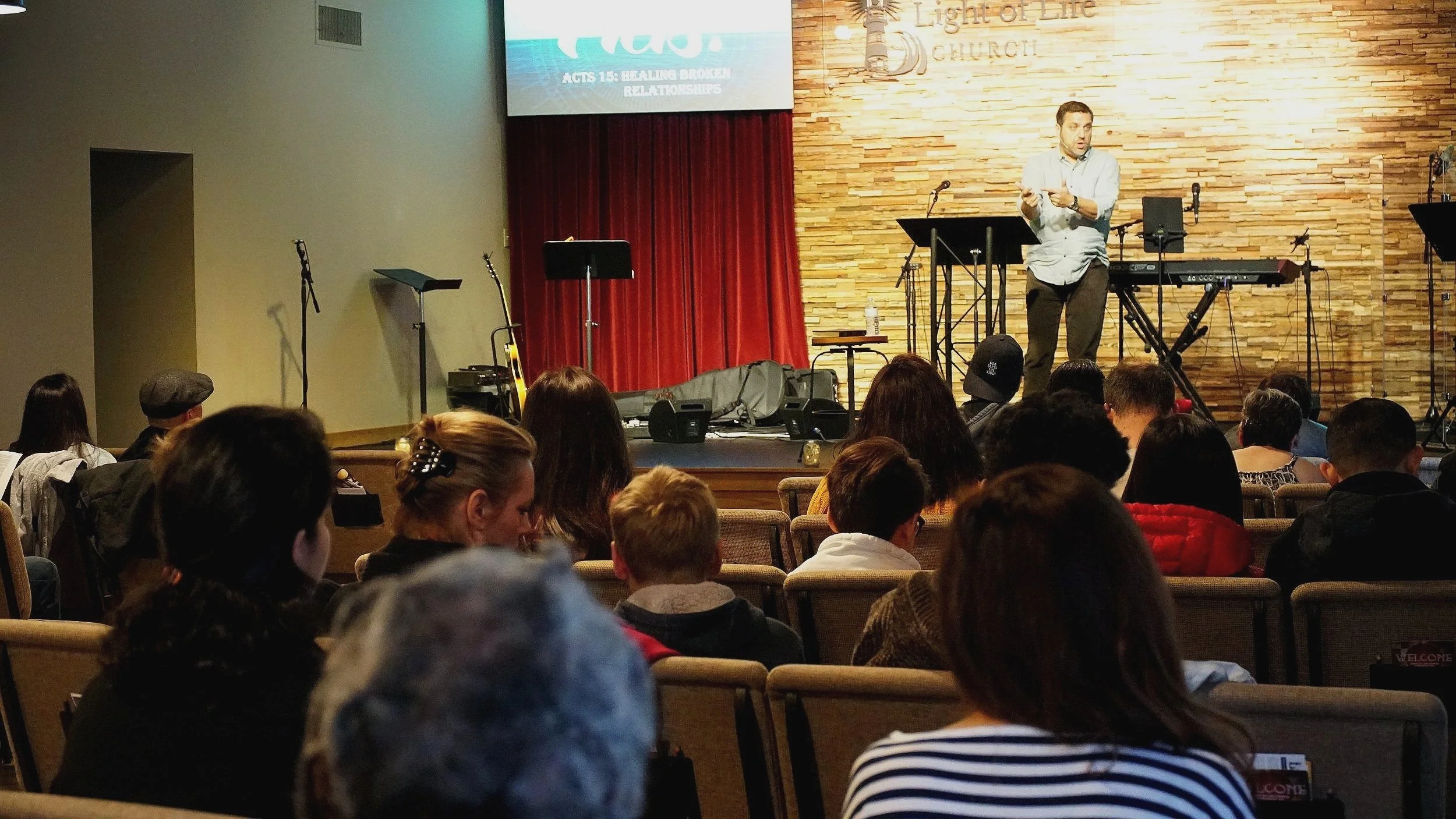 Gus%2BPreaching%2Bto%2Bcongregation%2Bpic%2B4.jpg