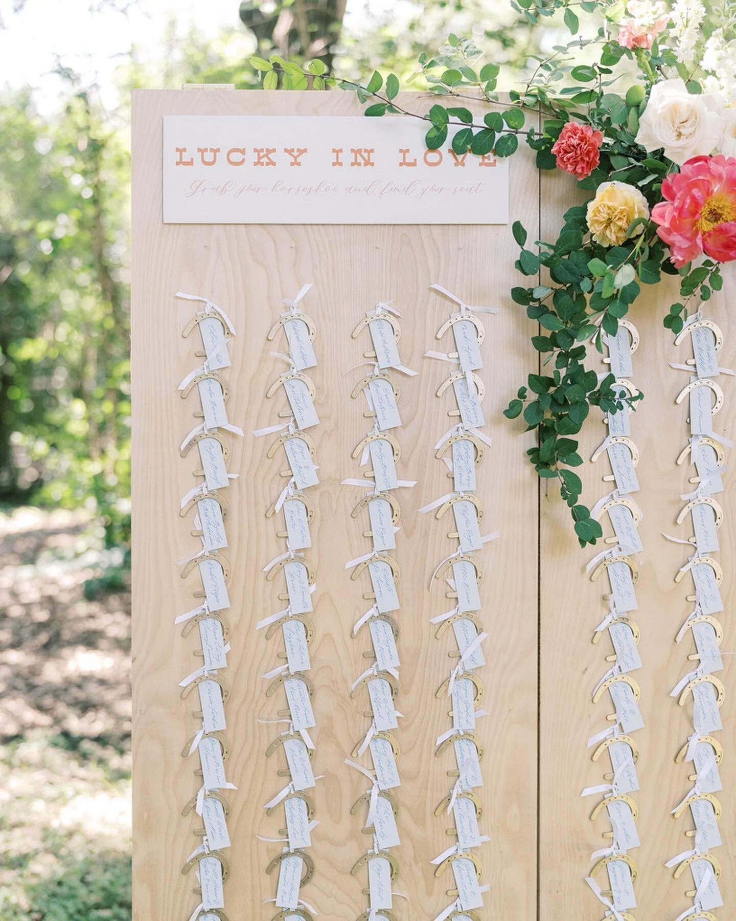 No 👏🏼 Boring 👏🏼Seating 👏🏼Charts👏🏼
As soon as Marisa said she was looking for a unique seating chart that went with her upscale western theme, I knew we had to go big! A true creative collaboration with Vanna at @bluesparrowevents 
//
Pretty s
