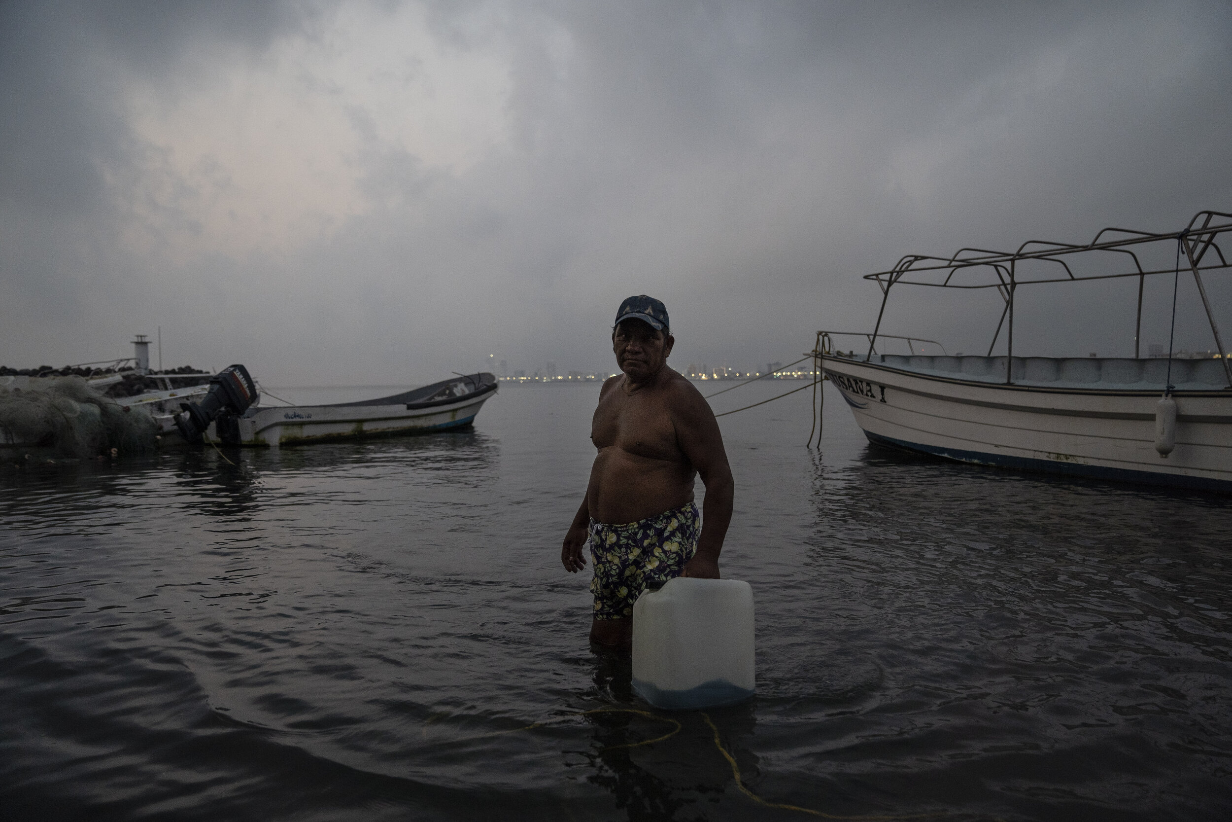   Fisherman Set Sanchez works in Veracruz. Fishermen claim a decrease on sales around 50% due to the pandemic.  