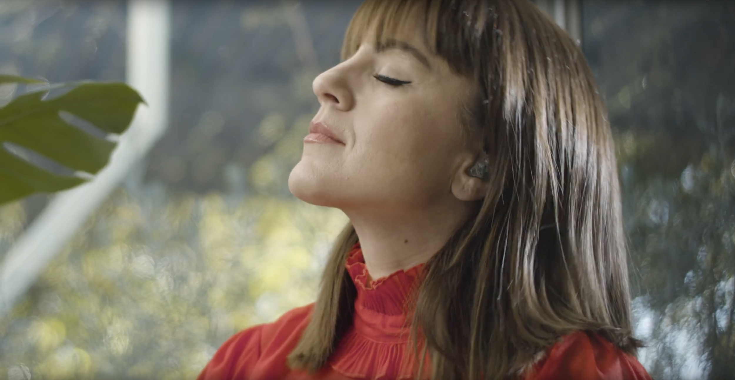 woman listening to music.png