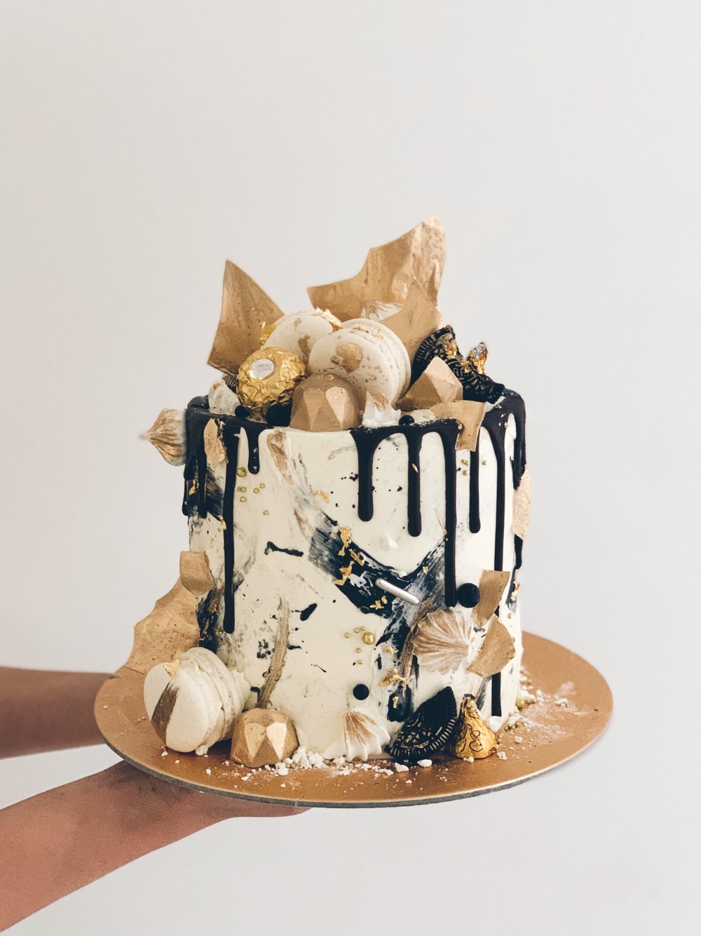 H2 White Black Gold Mad Hatter Cake Sarah S Loft