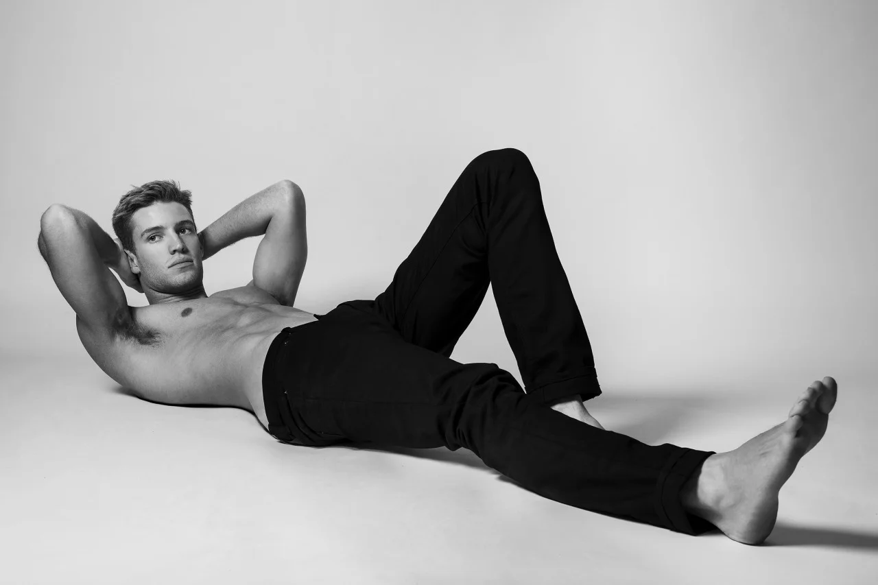 Cody Gilman of New York Models HEIGHT: 6’2” | WAIST: 31 | SHOE: 10.5 | HAIR: BLONDE | EYES: BLUE A film directed & edited by Dustin Mansyur & Marc Sifuentes Wardbrobe by Uniqlo & Calvin Klein Jeans .