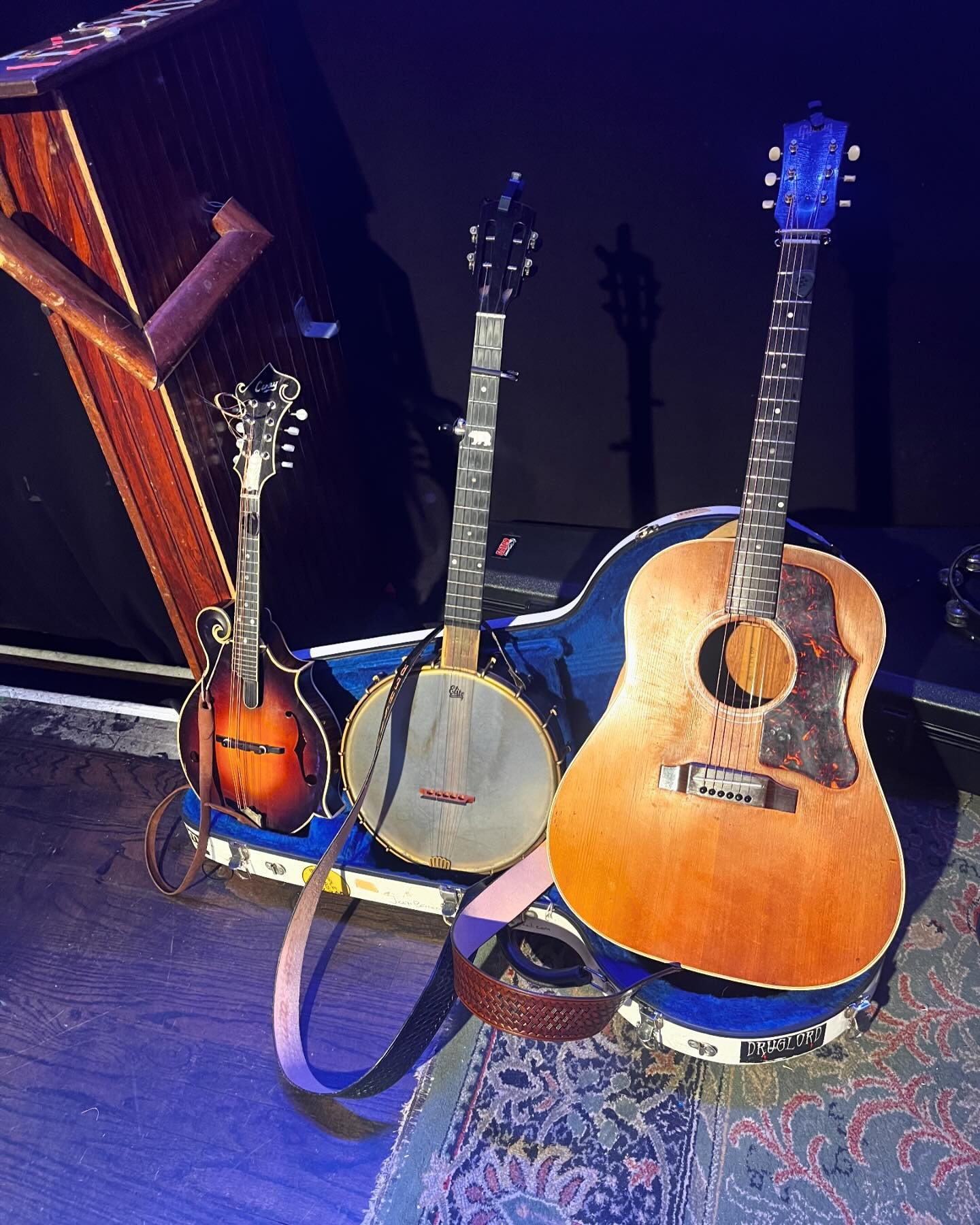 All the beauties are out for the Hot Seats Duo opening for @t_h_e__l_a_n_g_a_n__b_a_n_d this evening at @richmondmusichall !

#transatlantic #stringband