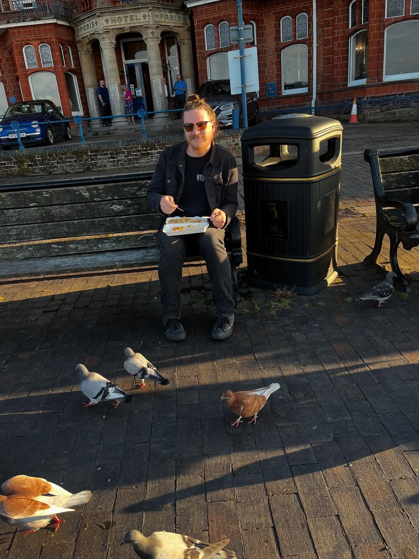 Rudy Bee, getting good and greasy for tonight&rsquo;s show in Cromer. 

Sheffield tmw at @cafe9 

#pigeonpals #fishnchips #thehotseats #stradamusicagency