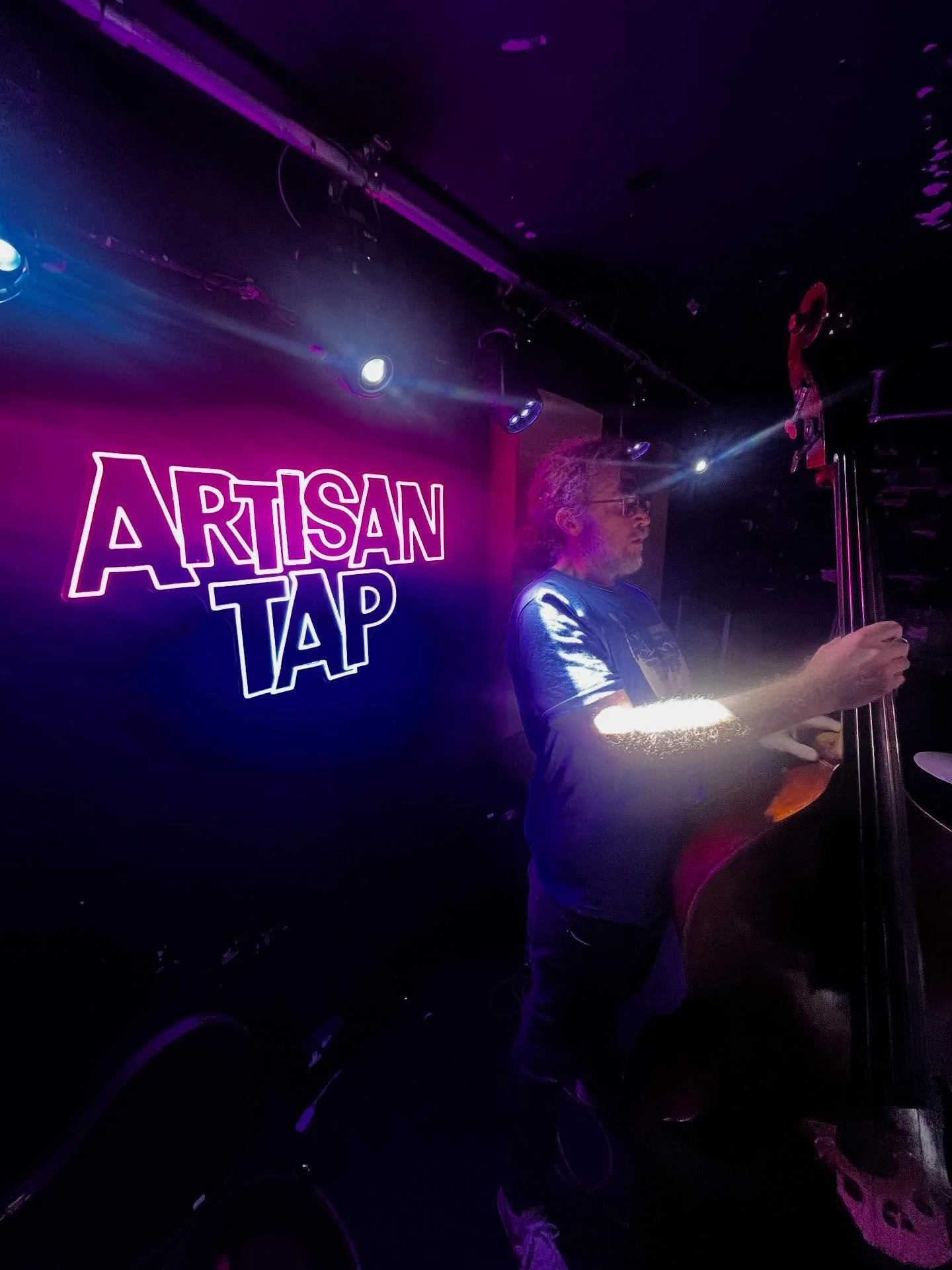 Big time at @artisantaphartshill last night.  Thanks to the energetic crowd, including our new pals from @ecciethedog 

Tonight we return to the Kilbarchan Performing Arts Centre, where will YOU be?

#stokedontrent #artisantap #kilbarchanperformingar
