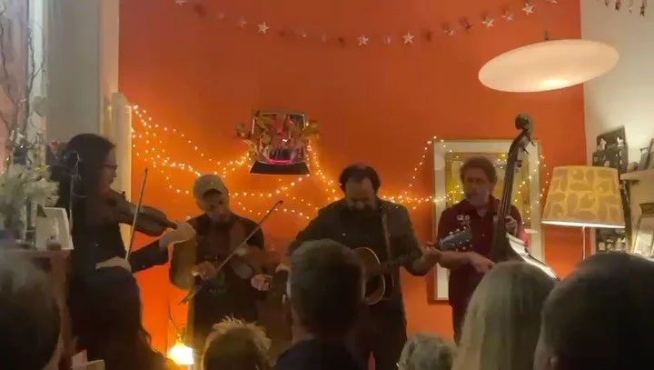 A few clips from our final show in Edinburgh for this go round. Can&rsquo;t wait for our next visit! 

#igotagalinbaltimore #shedontwearnoyesshedo #thehotseats #ebeneezer