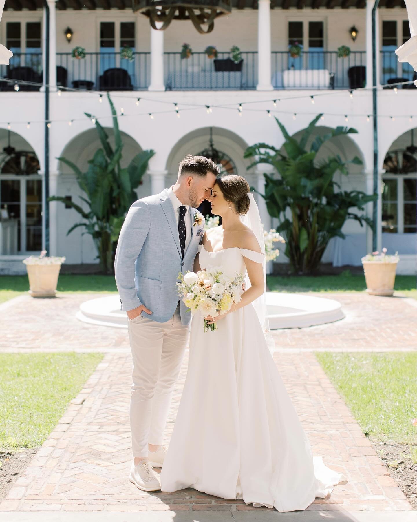 Mr. + Mrs. Dutson 🌸 4.6.24 // Jade + Jonn got married at the beautiful Crane Cottage in @jekyll_island at @jekyllclub with their family, friends, and adorable daughter Eloise in attendance. I had a very hard time choosing sneak peeks to share! 
.
.
