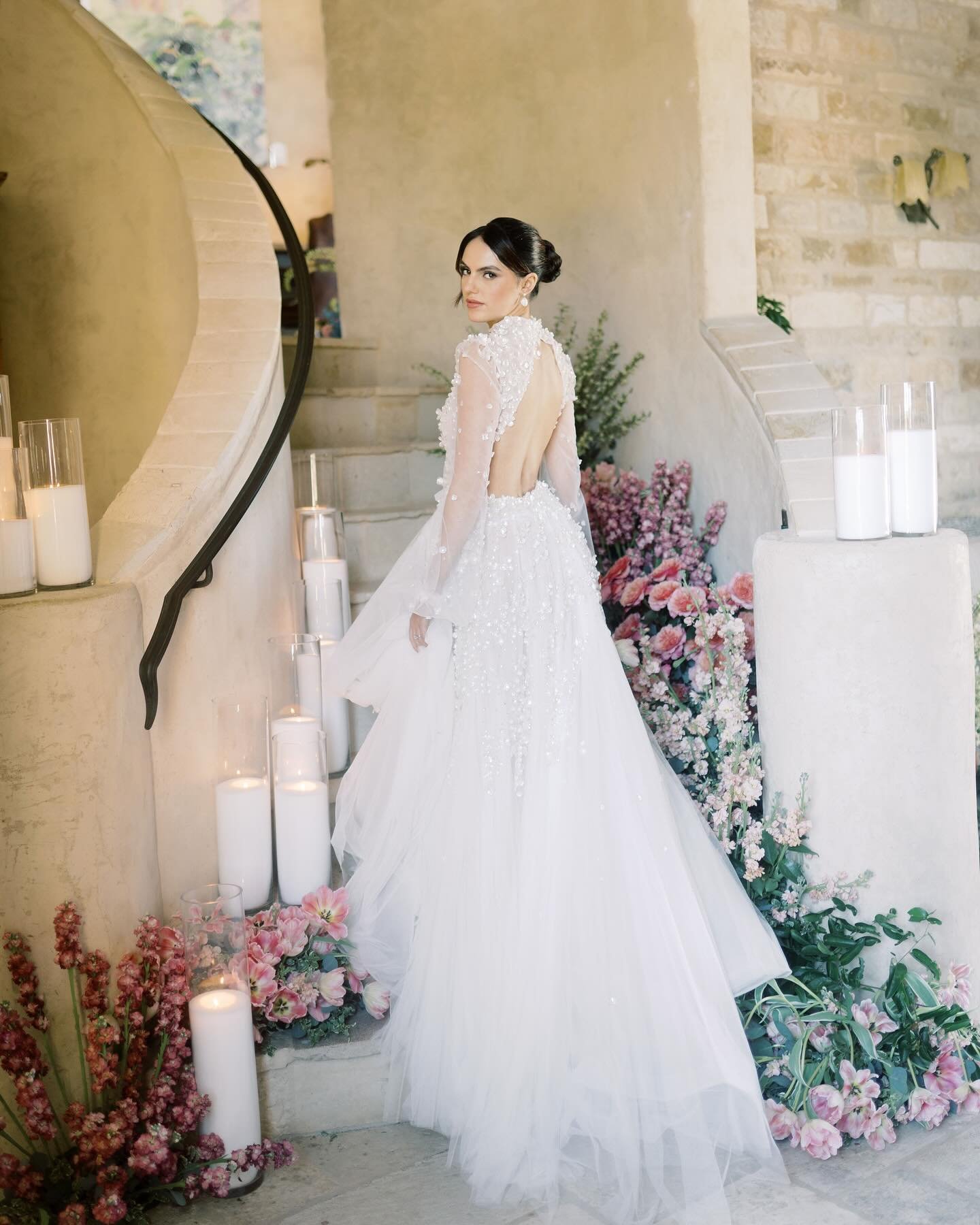 In love with this gorgeous @madebride gown worn by the stunning @raphaelagriffith. I had so much fun with this shoot at @sunstonewinery and I can&rsquo;t wait to photograph more here in the future! 🤍 
.
.
Host: @styledshootsacrossamerica
Planning: @