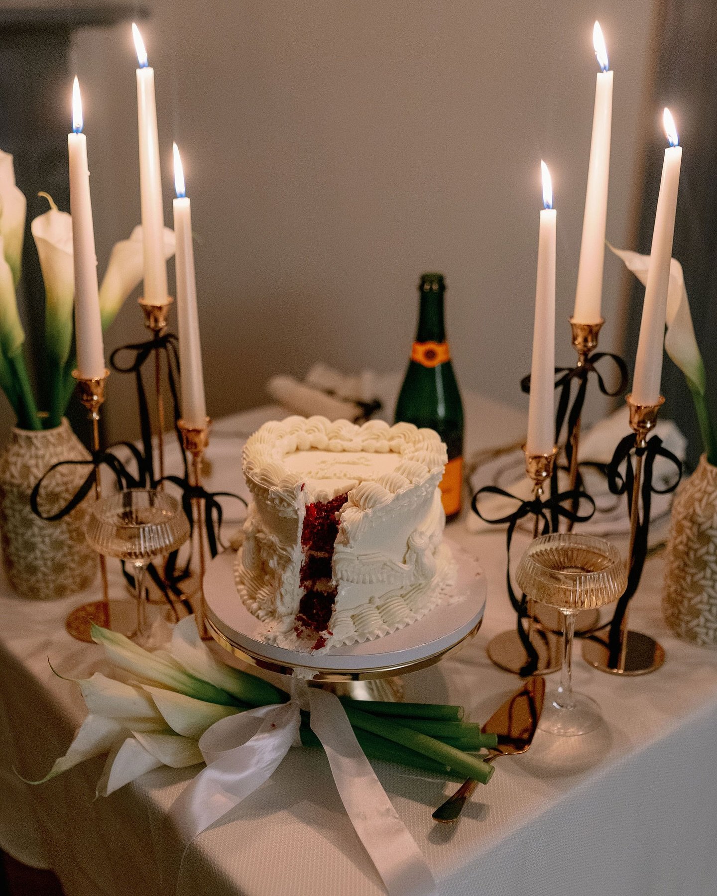 K + W&rsquo;s vow renewal part ii 🥂 the details featuring a dress change 🤍 // After their portrait session we headed up to their suite for a cake cutting and champagne toast to celebrate their anniversary! They never got the chance to have wedding 