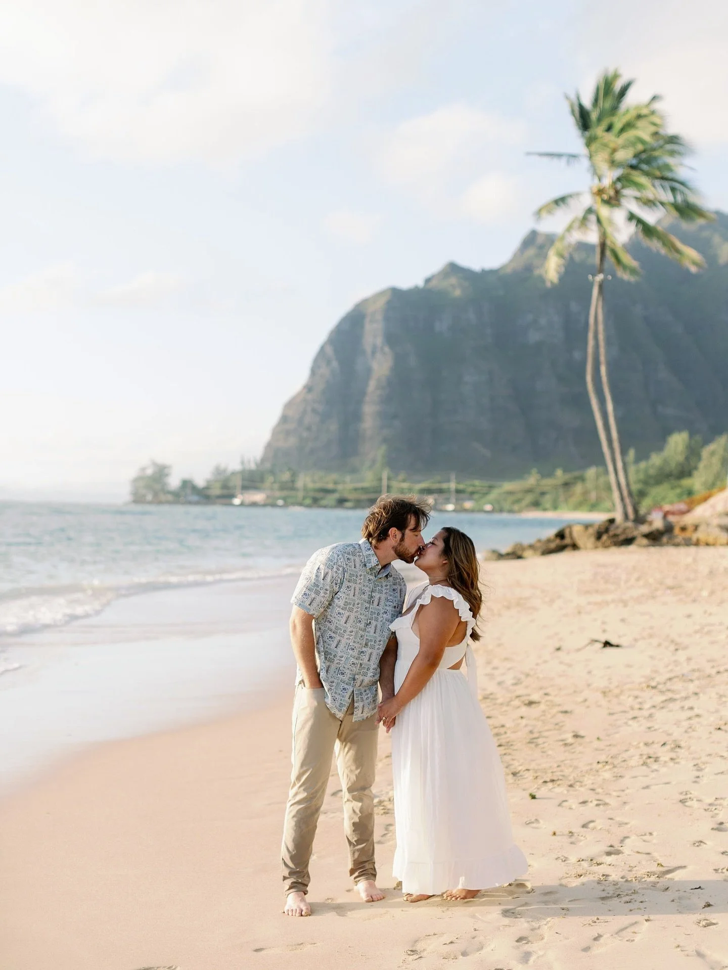 Back from a week long trip in Hawaii for Amarysza + Eli&rsquo;s wedding with @cc_videography! Had the best time visiting the beautiful island of Oahu and celebrating these two! 
.
.
Before the wedding day, we did a sunrise engagement session at Ka&rs