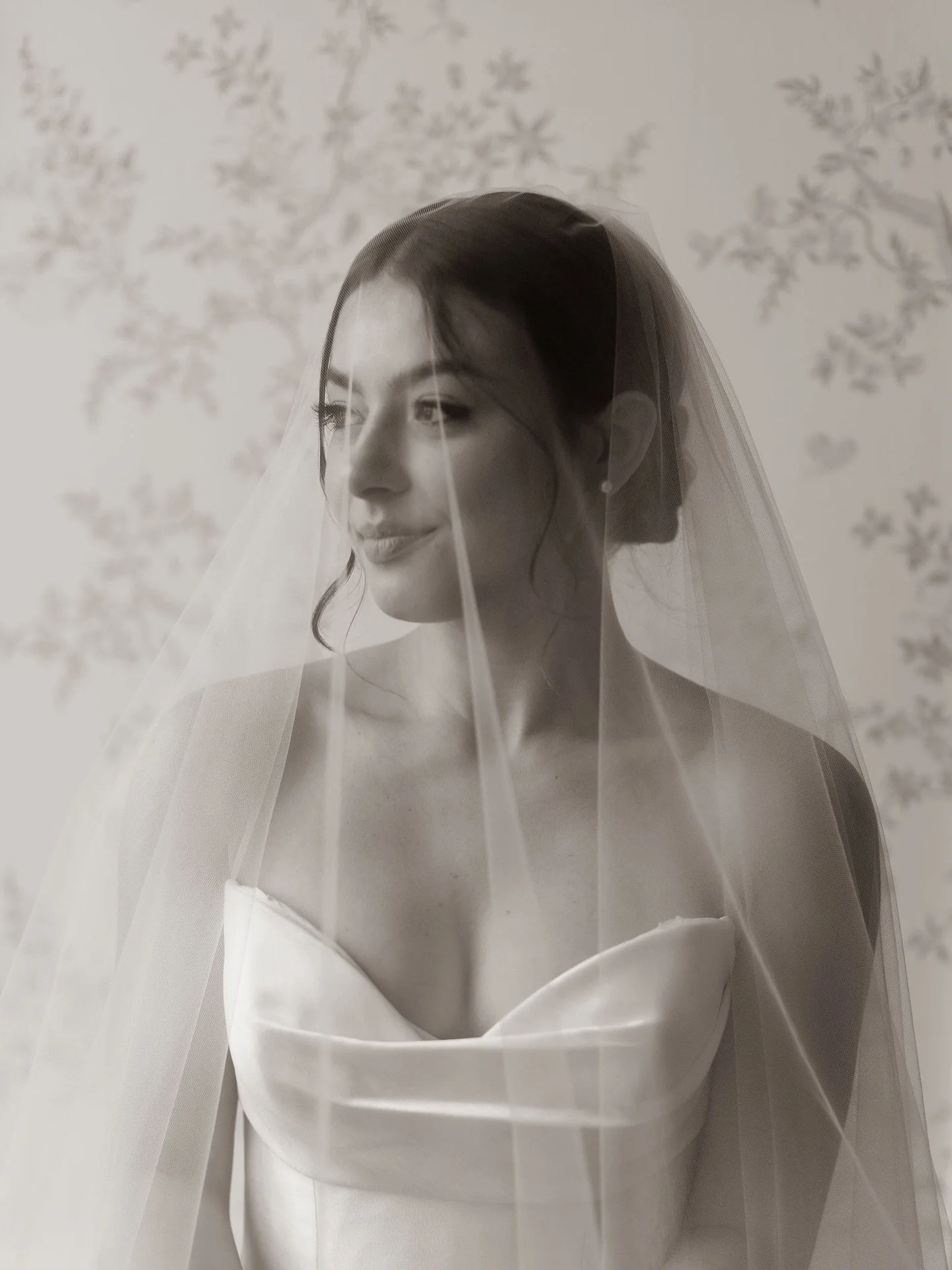 The moment I saw this wallpaper upstairs in the house at @agapaeoaksweddings, I immediately knew I had to take Carley&rsquo;s portraits in front of it. It&rsquo;s all about the little details! 
.
.
#jacksonvilleweddingphotographer #floridaweddingphot