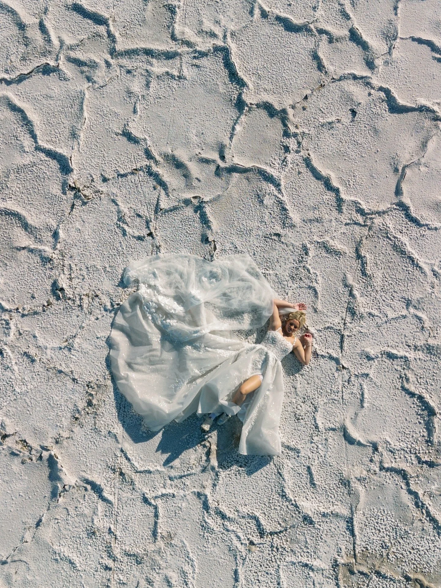 This is your sign to get married at the Salt Flats! 🤍 @fringewithbenefits801 @weddingexpectations @scarletoakstudio 
.
.
#destinationweddingphotographer #utahweddingphotographer #slcweddingphotographer #floridaweddingphotographer #jaxweddingphotogra