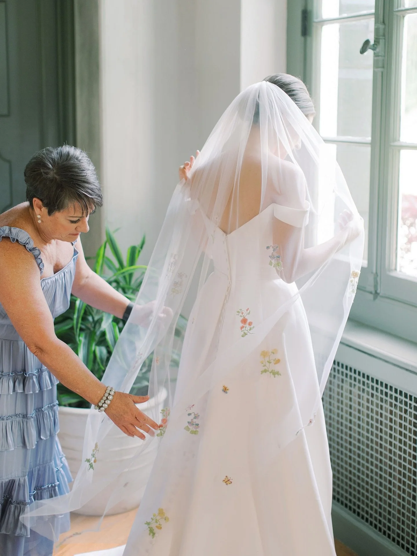 A little moment for Jade&rsquo;s floral embroidered vail 💐 The bride is a florist for @marbleandpine so having flowers on her vail just made sense. I love when couples incorporate tiny personal touches to their day! 
Venue: @jekyllclubweddings @jeky