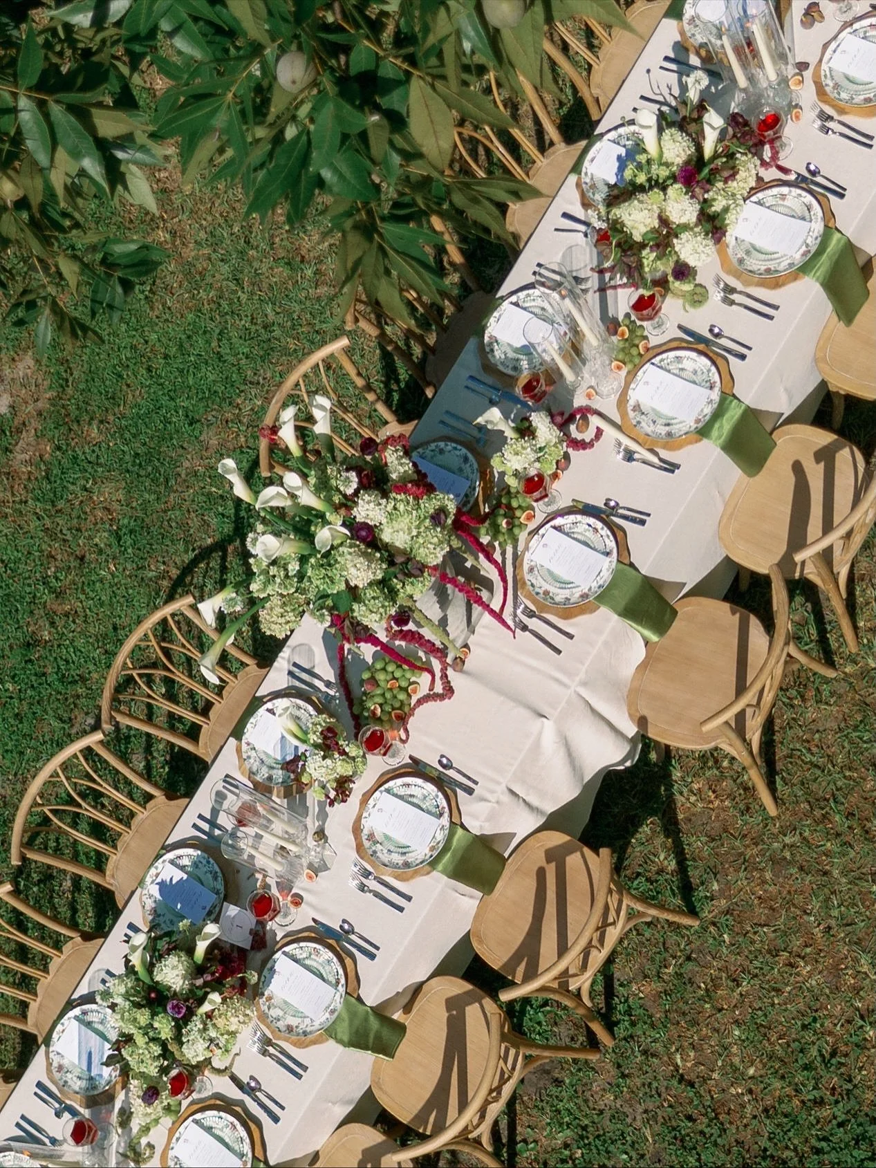 Love these reception details at @laventuregrove by @porterflowerco @mrspaige__ @allabouteventsjax @thegrovesips @saras_craftycorner 
.
.
#jaxweddingphotographer #jacksonvilleweddingphotographer #floridaweddingphotographer #miamiweddingphotographer #o